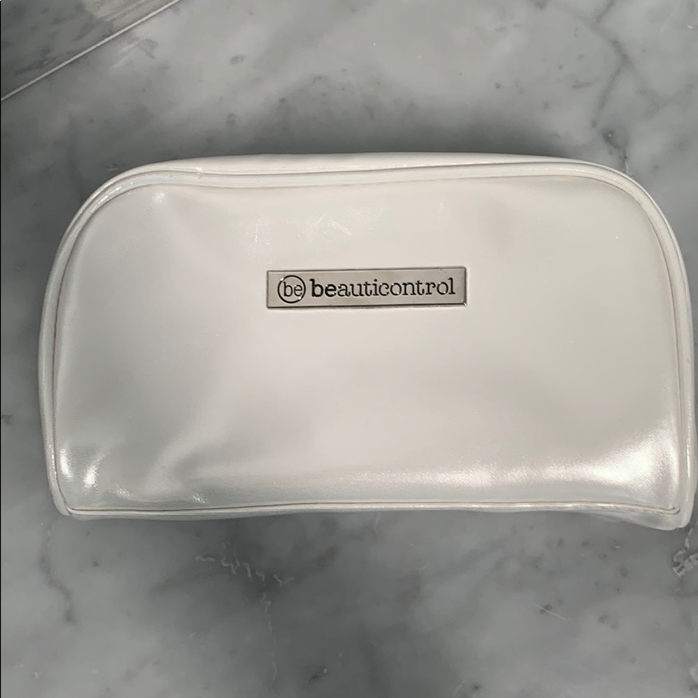 White make-up/travel bag